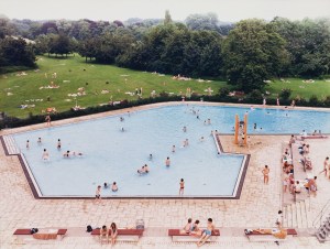 andreas-gursky-a_ratingenschwimmbad-in-fried